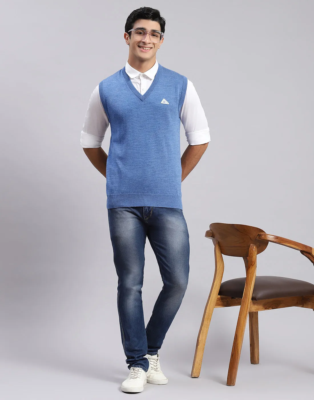 Men Blue Solid V Neck Sleeveless Sweaters/Pullovers